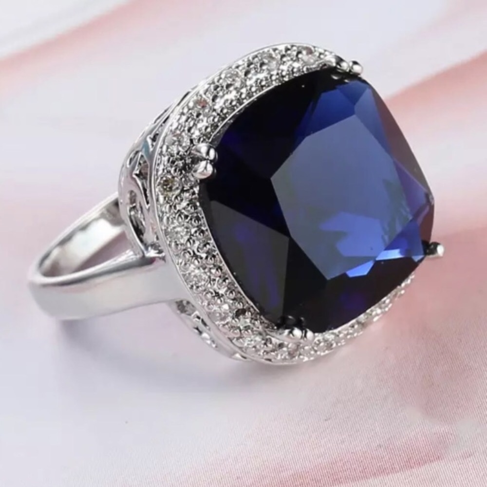 Stunning Sapphire and Sterling Silver Ring - Picture 2 of 3